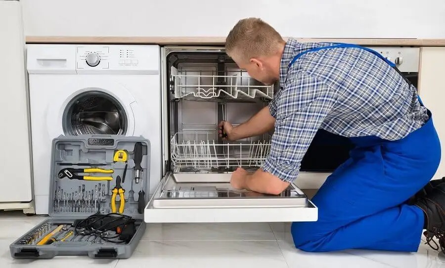 Hendek Liebherr servisi teknisyen ekibi beyaz eşya tamiri yaparken